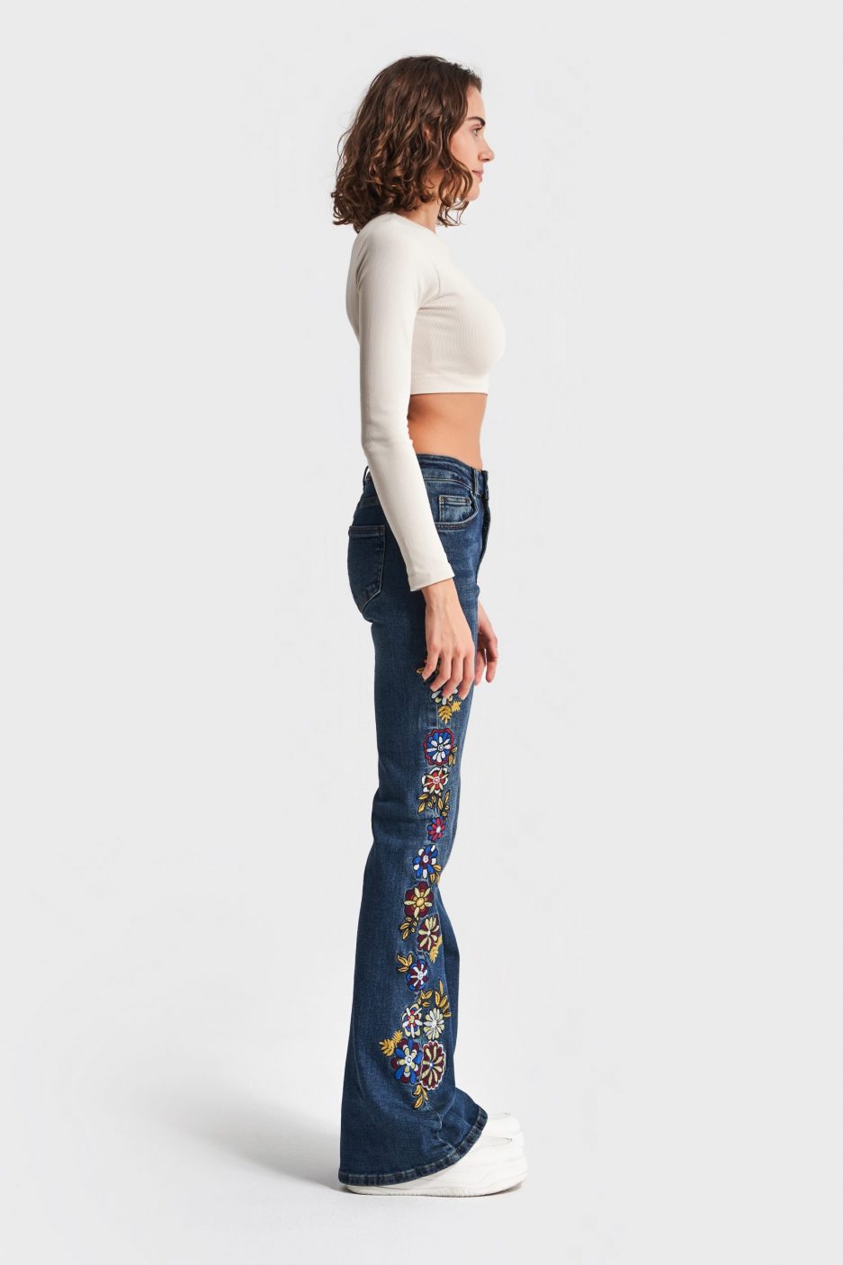 1732176319-d0abwnkzaz-kadin-t-kot-rengi-cicek-nakisli-flare-fit-esnek-kumas-tasarim-denim-18014.jpg